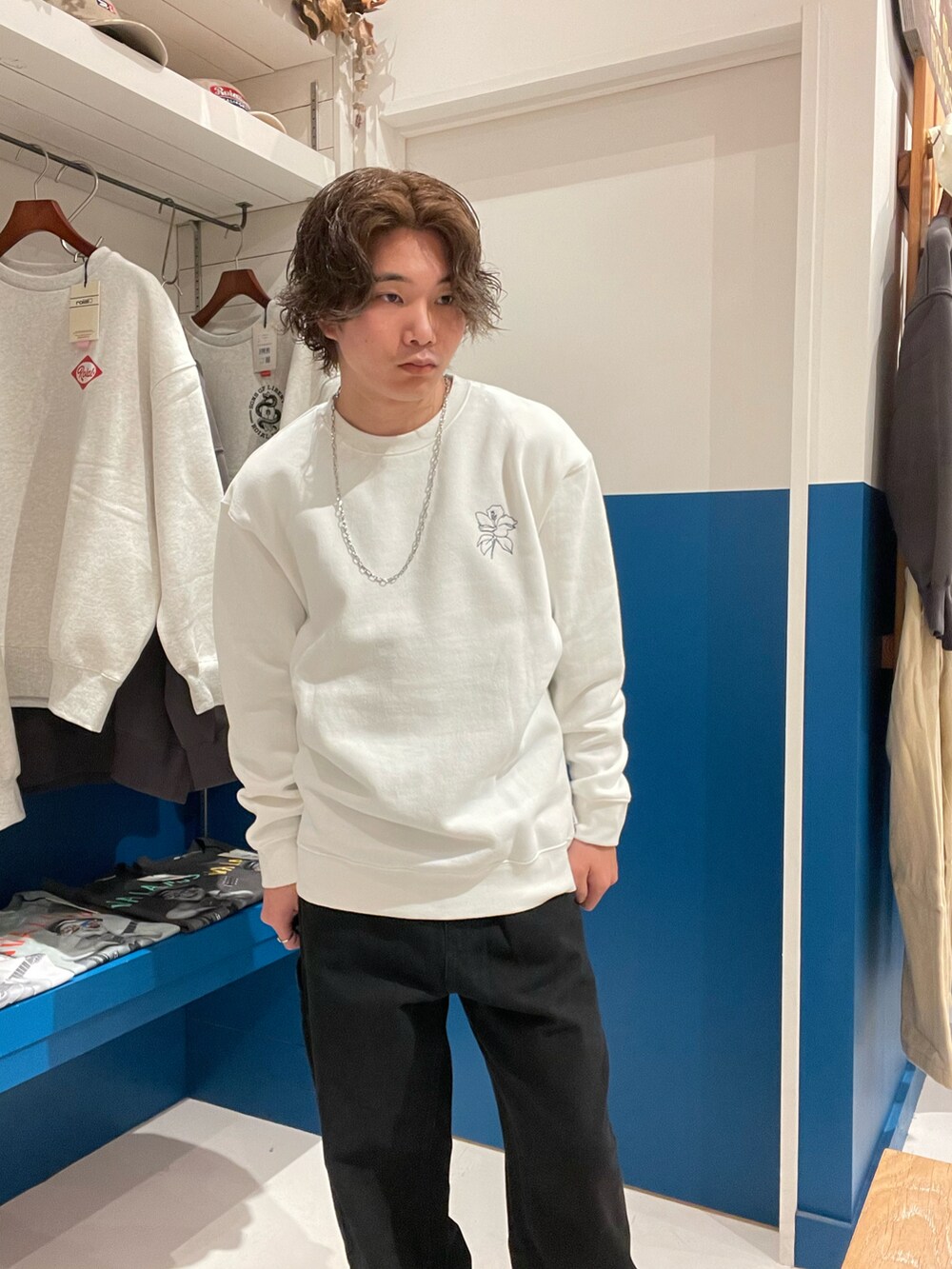 ブラック系のスウェット、ブラック系のパンツを着用したメンズの冬コーディネートの2枚目の写真