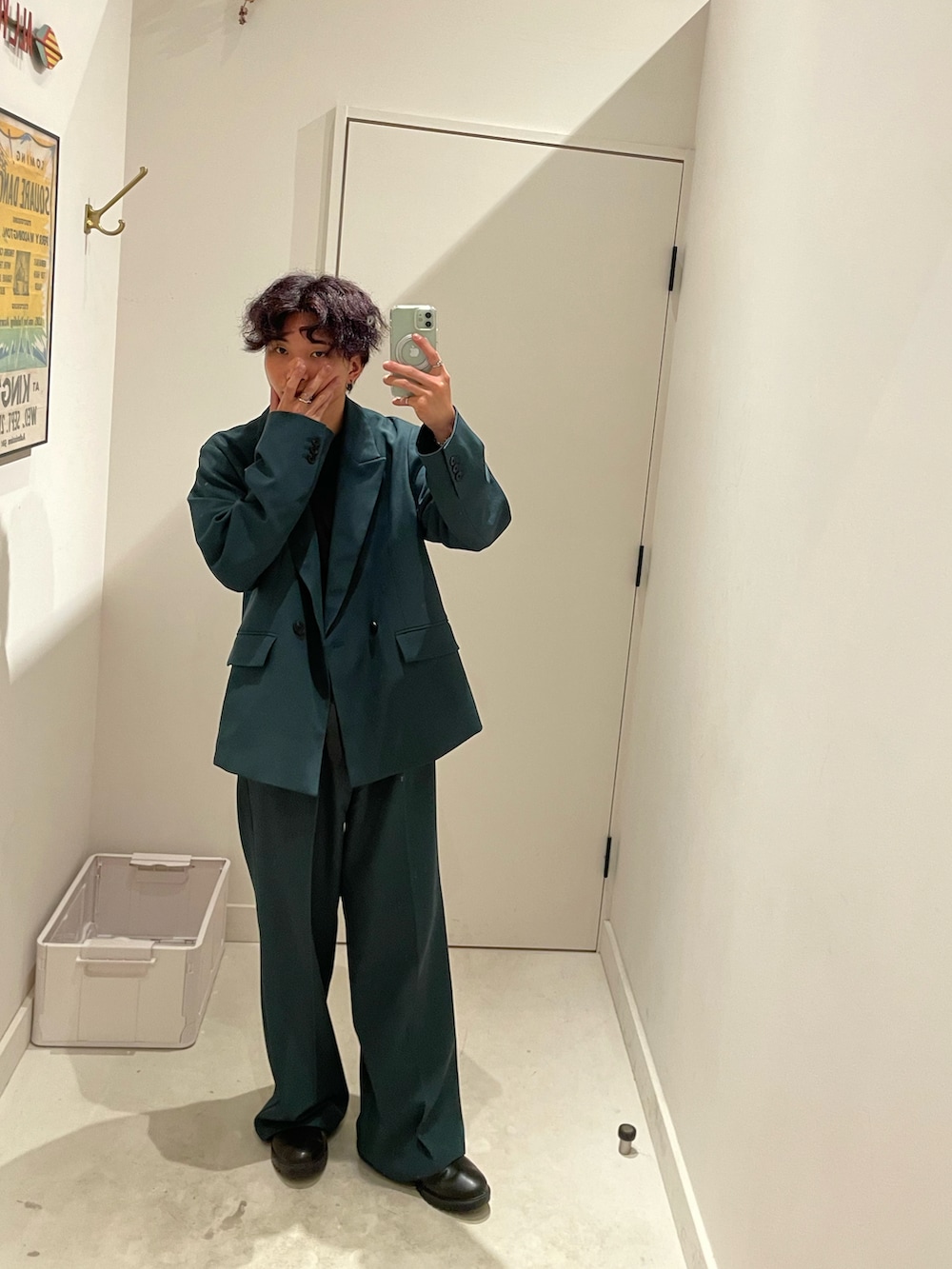 ブラック系のTシャツ/カットソー、グリーン系のテーラードジャケット、グリーン系のスラックスを着用したメンズの秋コーディネートの3枚目の写真