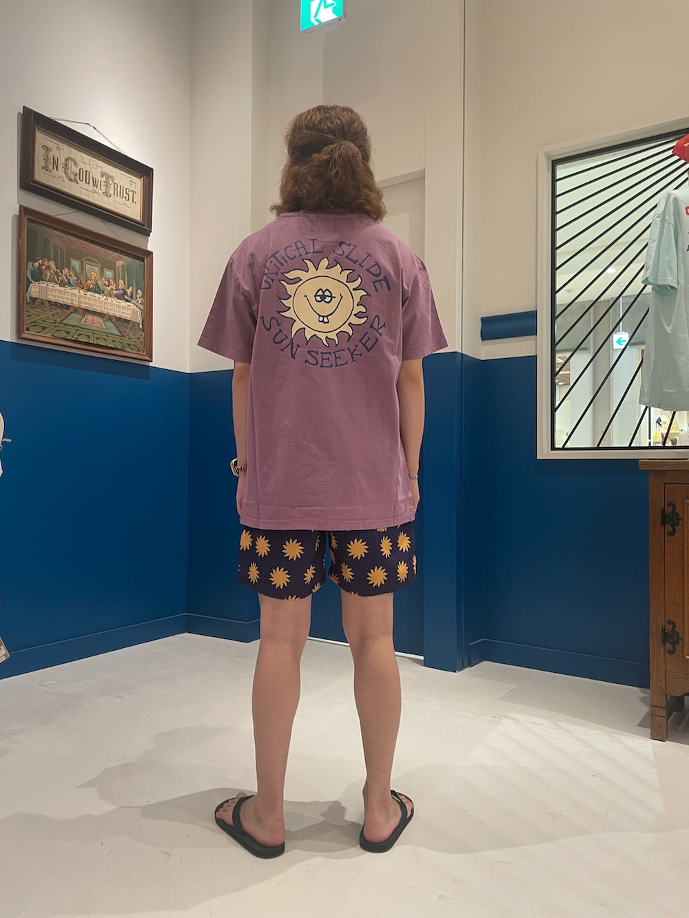 パープル系のTシャツ/カットソー、パープル系のその他パンツ、ブラック系のサンダルを着用したメンズの夏コーディネートの2枚目の写真