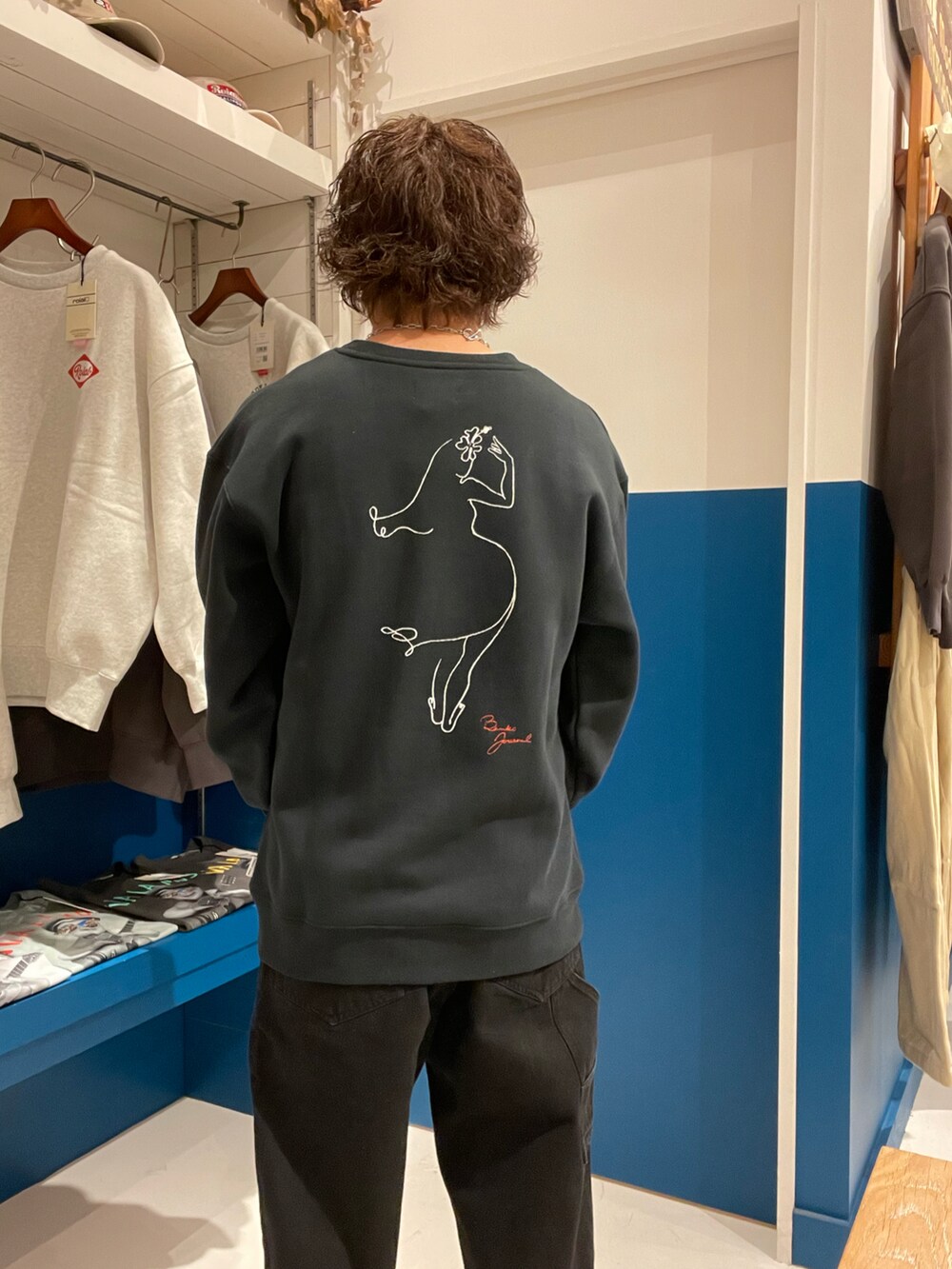 ブラック系のスウェット、ブラック系のパンツを着用したメンズの冬コーディネートの3枚目の写真