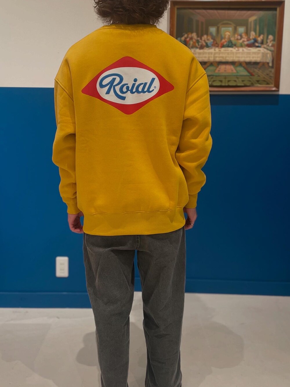 イエロー系のスウェットを着用したメンズの冬コーディネートの2枚目の写真