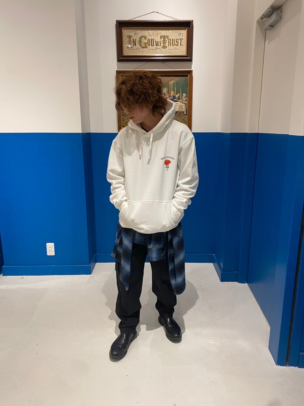 ホワイト系のパーカー、ブルー系のシャツ/ブラウス、ブラック系のカーゴパンツを着用したメンズの冬コーディネートの3枚目の写真
