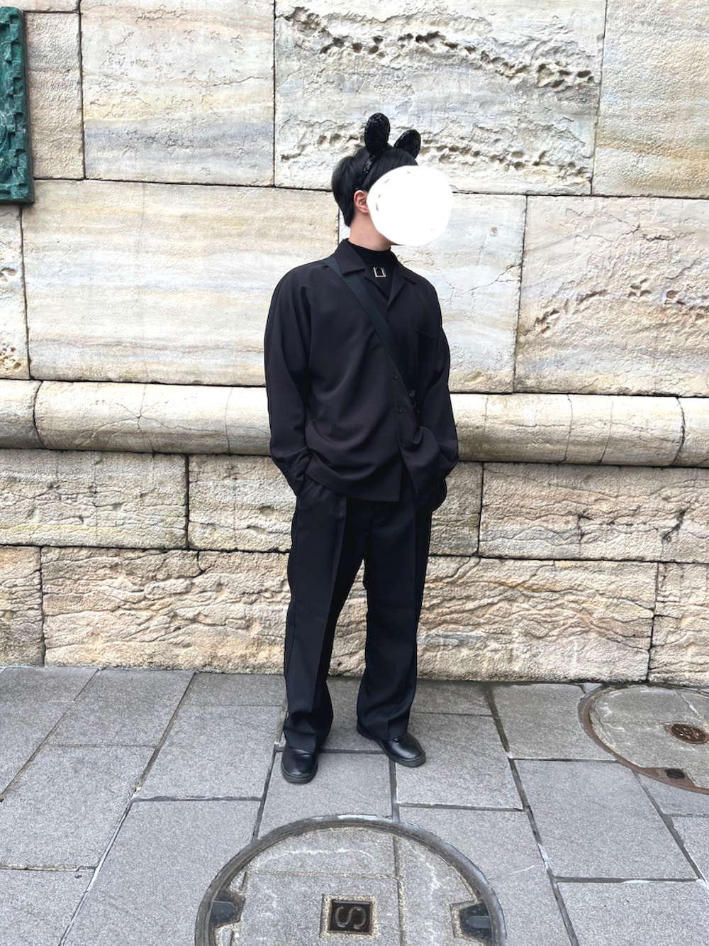 「おしゃれさんと繋がりたい、シンプルコーデ、メンズファッション、ディズニーコーデ、ディズニーシー、オールブラック、オールブラックコーデ、adrer、ADRER、ADRERしか勝たん、adrerコーデ、ADRERコーデ、お出かけコーデ日記、オールブラックディズニー」｜「JUNREDのライトスルーベーシックルーズシャツ（シャツ/ブラウス、ブラック系）」を使った、ゆぅさん（メンズ・176cm）の春コーディネートの4枚目の写真