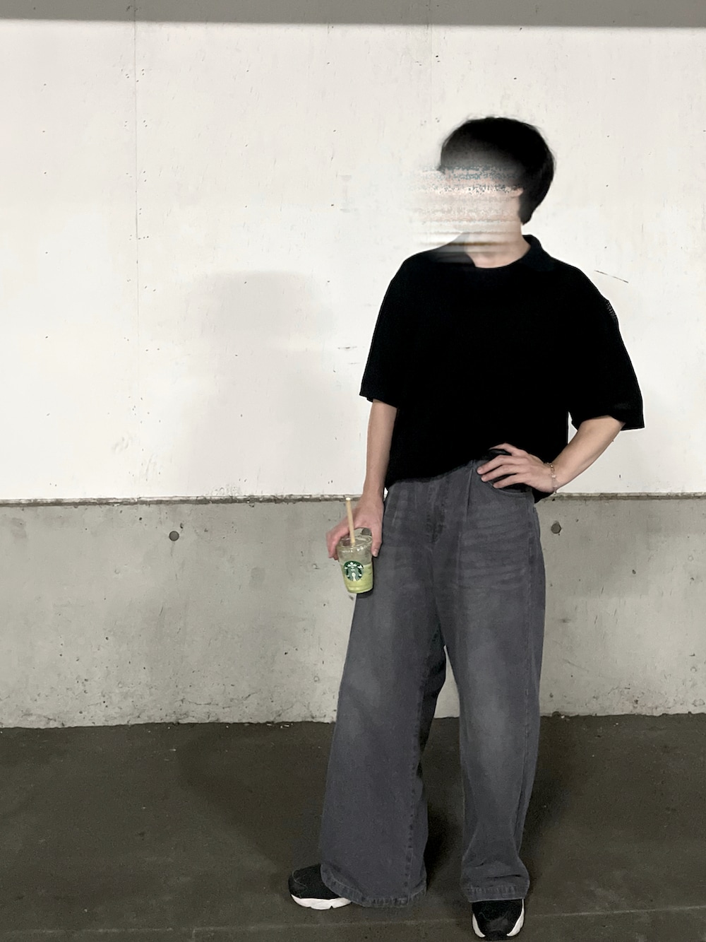 「デニム、デニムパンツ、今日のコーデ、ブラックデニム、シースルートップス、cussil、ワイドデニム、ワイドデニムパンツ、GU、GUコーデ、夏コーデ、カジュアル、ワイドパンツ」｜「GUのアイテム（ポロシャツ、ブラック系）」を使った、ゆぅさん（メンズ・176cm）の夏コーディネートの2枚目の写真
