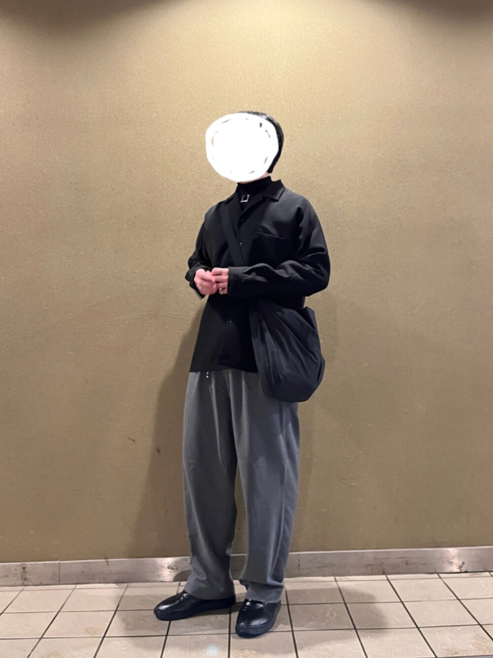 「メンズファッション、モノトーン、モノトーンコーデ、ハイネック、ハイネックトップス、ショルダーバッグ、ハイネックコーデ、お洒落さんとつながりたい、きれいめカジュアル、adrer、ADRER、ADRERしか勝たん、adrerコーデ、ADRERコーデ」｜「ADRERの【ADRER】metal charm long high neck top/メタルチャームロングハイネックトップ（Tシャツ/カットソー、ブラック系）」を使った、ゆぅさん（メンズ・176cm）の春コーディネートの4枚目の写真