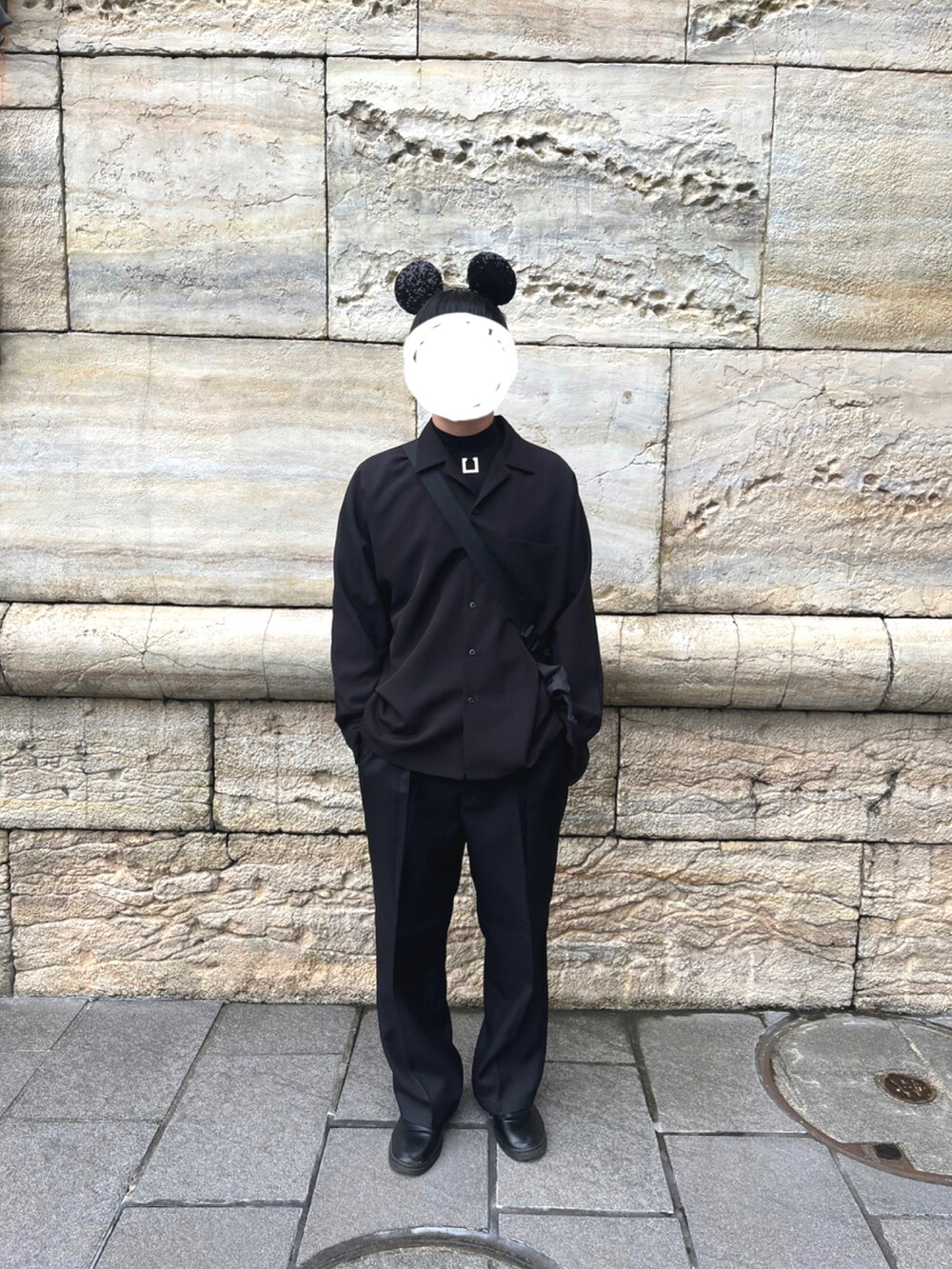 「おしゃれさんと繋がりたい、シンプルコーデ、メンズファッション、ディズニーコーデ、ディズニーシー、オールブラック、オールブラックコーデ、adrer、ADRER、ADRERしか勝たん、adrerコーデ、ADRERコーデ、お出かけコーデ日記、オールブラックディズニー」｜「JUNREDのライトスルーベーシックルーズシャツ（シャツ/ブラウス、ブラック系）」を使った、ゆぅさん（メンズ・176cm）の春コーディネートの3枚目の写真
