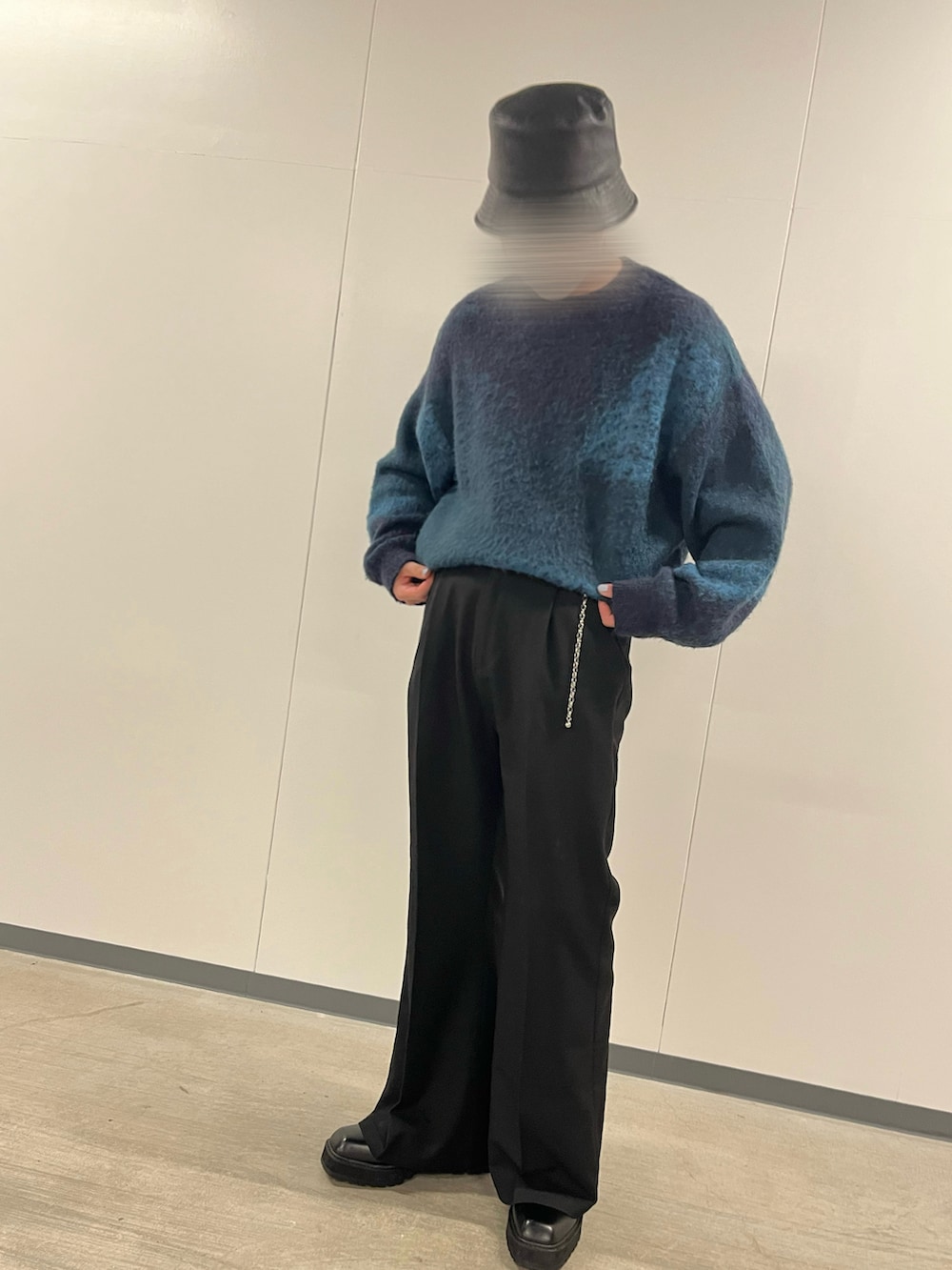 「メンズファッション、お洒落さんとつながりたい、春服、ニット、グラデーションニット、フレアパンツ、WYM、LIDnM、cussil、LILL、似合うラボに行こう、キレイめ、春服みてみて、ブーツ、厚底シューズ」｜「LILLのシンセティックレザーバケットハット（ハット、ブラック系）」を使った、ゆぅさん（メンズ・176cm）の冬コーディネートの2枚目の写真