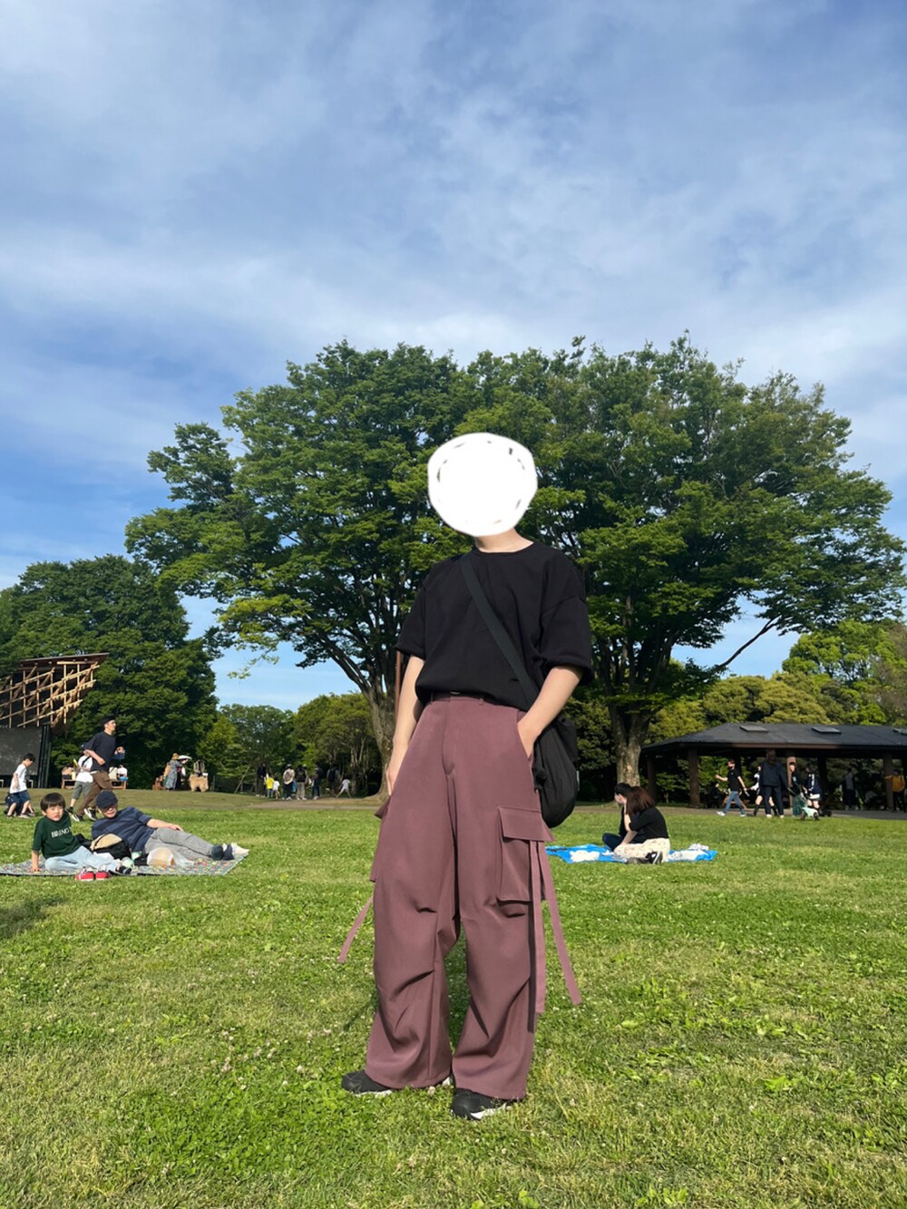 「春夏コーデ、メンズコーデ、シンプルスタイル、大人カジュアル、お洒落さんとつながりたい、カーゴパンツ、カーゴパンツコーデ、初夏コーデ、今日のコーデ、今日の服」｜「ADRERの【ADRER】extra quality 超 heavy cotton tough big T（Tシャツ/カットソー、ブラック系）」を使った、ゆぅさん（メンズ・176cm）の春コーディネートの3枚目の写真