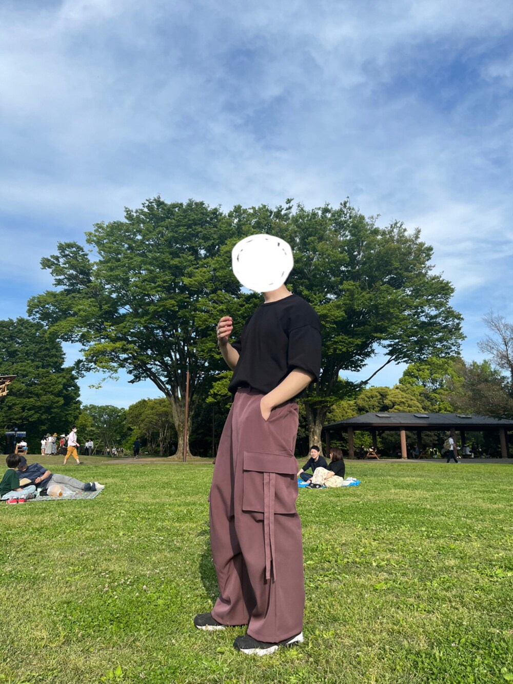 「春夏コーデ、メンズコーデ、シンプルスタイル、大人カジュアル、お洒落さんとつながりたい、カーゴパンツ、カーゴパンツコーデ、初夏コーデ、今日のコーデ、今日の服」｜「ADRERの【ADRER】extra quality 超 heavy cotton tough big T（Tシャツ/カットソー、ブラック系）」を使った、ゆぅさん（メンズ・176cm）の春コーディネートの4枚目の写真