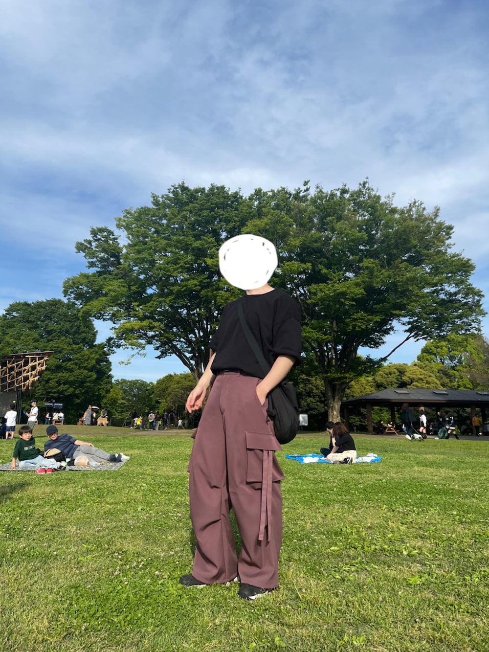 「春夏コーデ、メンズコーデ、シンプルスタイル、大人カジュアル、お洒落さんとつながりたい、カーゴパンツ、カーゴパンツコーデ、初夏コーデ、今日のコーデ、今日の服」｜「ADRERの【ADRER】extra quality 超 heavy cotton tough big T（Tシャツ/カットソー、ブラック系）」を使った、ゆぅさん（メンズ・176cm）の春コーディネートの2枚目の写真