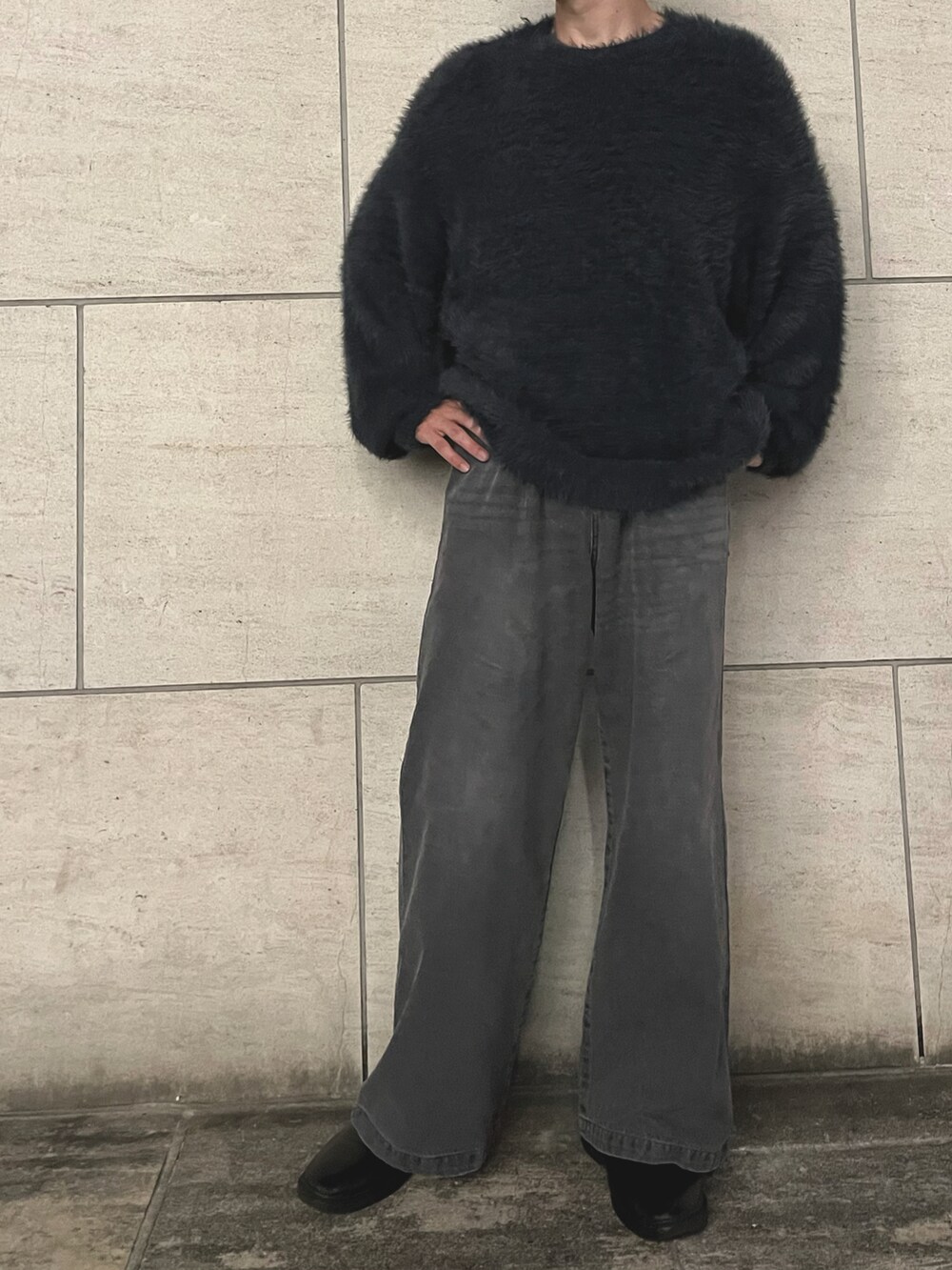 「シンプルスタイル、シンプル、今日のコーデ、ニット、ニットコーデ、デニム、デニムパンツ、お洒落さんと繋がりたい、フォローお願いします、フォローミー、MONO-MART、cussil、メンズニット、秋コーデ、冬コーデ」｜「MONO-MARTのオーバーサイズファーニットプルオーバー（ニット/セーター、グレー系）」を使った、ゆぅさん（メンズ・176cm）の秋コーディネートの2枚目の写真