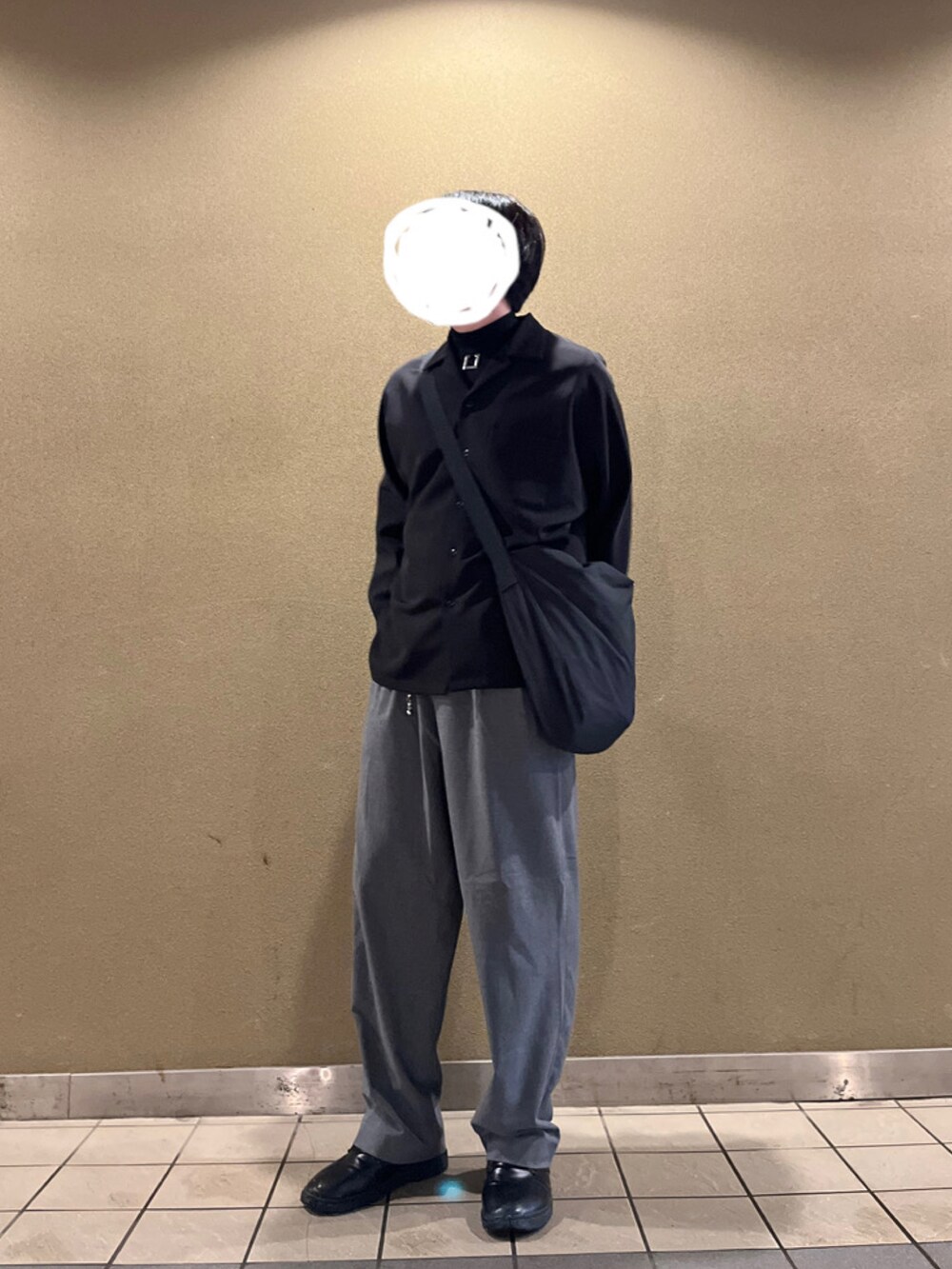 「メンズファッション、モノトーン、モノトーンコーデ、ハイネック、ハイネックトップス、ショルダーバッグ、ハイネックコーデ、お洒落さんとつながりたい、きれいめカジュアル、adrer、ADRER、ADRERしか勝たん、adrerコーデ、ADRERコーデ」｜「ADRERの【ADRER】metal charm long high neck top/メタルチャームロングハイネックトップ（Tシャツ/カットソー、ブラック系）」を使った、ゆぅさん（メンズ・176cm）の春コーディネートの3枚目の写真