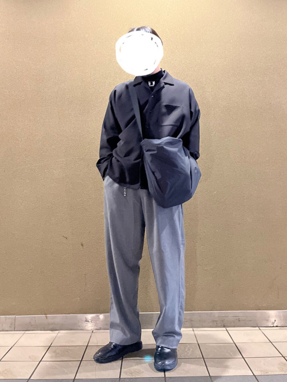 「メンズファッション、モノトーン、モノトーンコーデ、ハイネック、ハイネックトップス、ショルダーバッグ、ハイネックコーデ、お洒落さんとつながりたい、きれいめカジュアル、adrer、ADRER、ADRERしか勝たん、adrerコーデ、ADRERコーデ」｜「ADRERの【ADRER】metal charm long high neck top/メタルチャームロングハイネックトップ（Tシャツ/カットソー、ブラック系）」を使った、ゆぅさん（メンズ・176cm）の春コーディネートの2枚目の写真