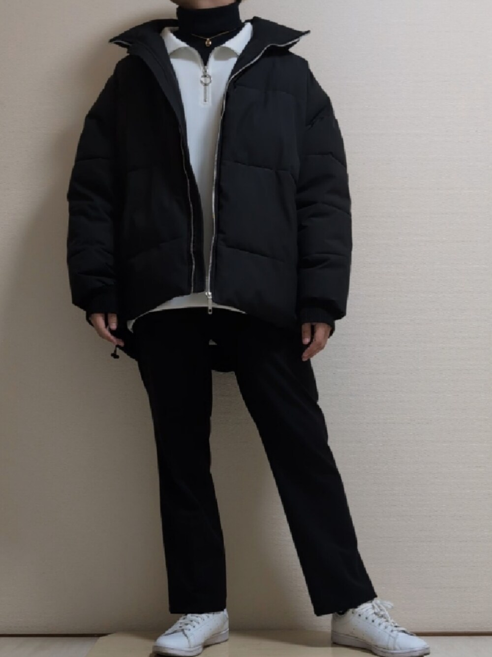 ホワイト系のスウェット、ブラック系のTシャツ/カットソー、ブラック系のショルダーバッグを着用したメンズの冬コーディネートの2枚目の写真