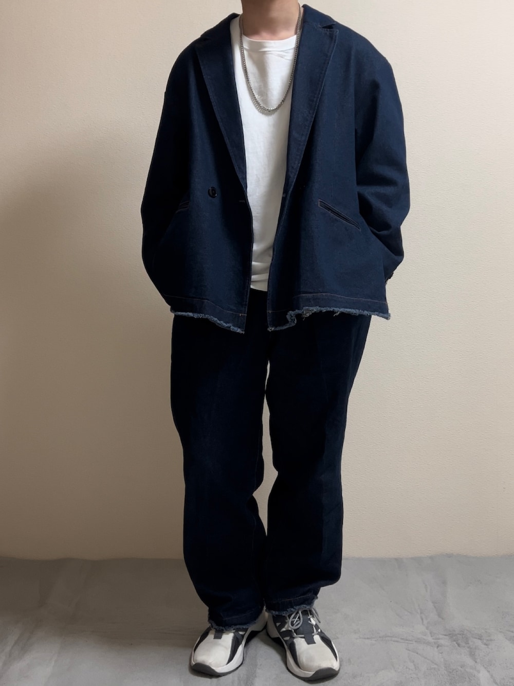 ブルー系のデニムジャケット、ブルー系のデニムパンツ、ホワイト系のスニーカーを着用したメンズの冬コーディネートの2枚目の写真