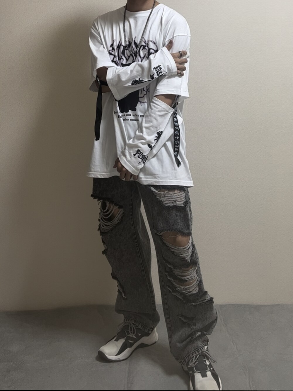 ホワイト系のTシャツ/カットソー、ブラック系のデニムパンツ、ホワイト系のスニーカーを着用したメンズの夏コーディネートの2枚目の写真