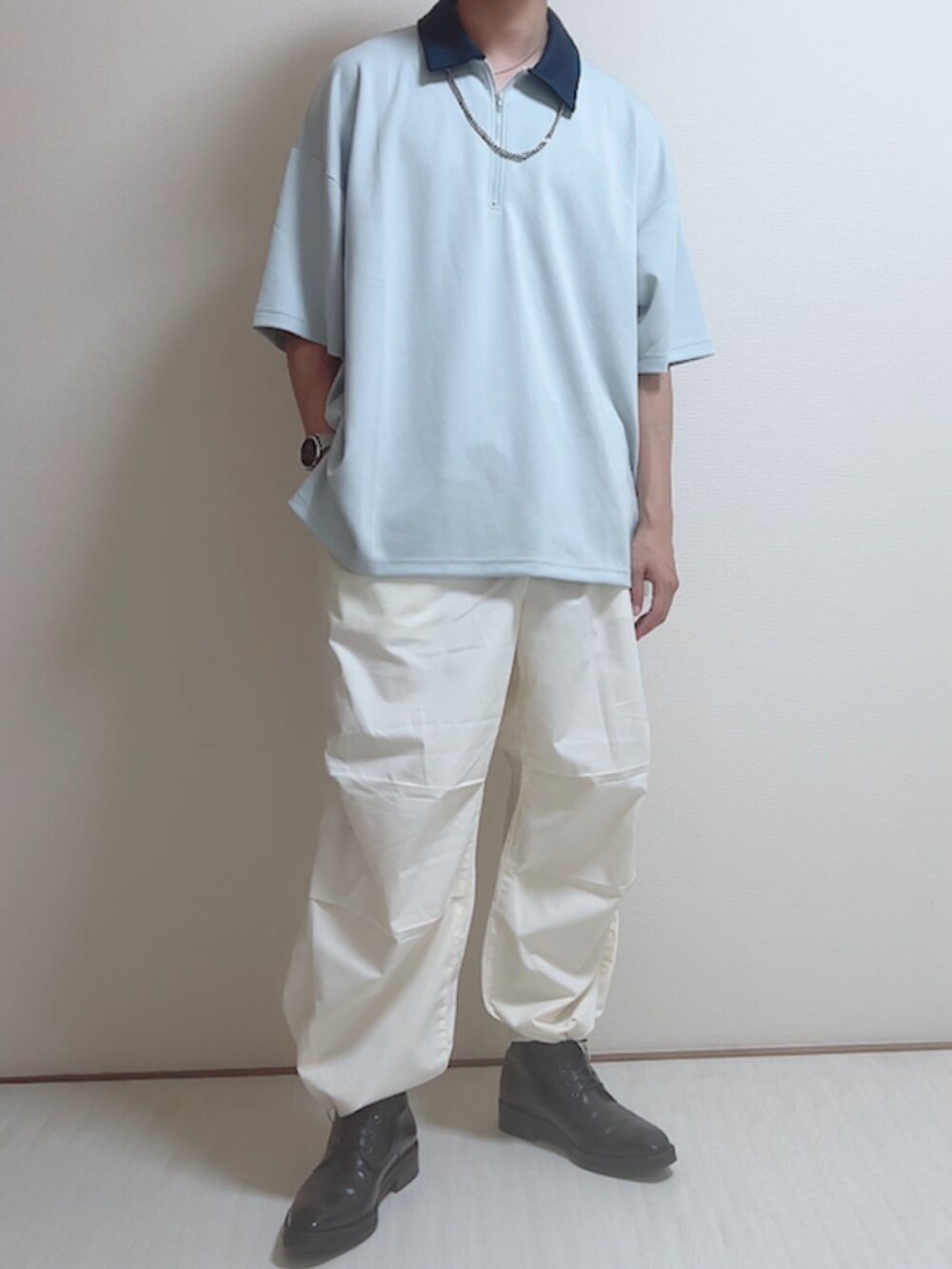 ホワイト系のTシャツ/カットソー、ホワイト系のカーゴパンツ、ブラック系のブーツを着用したメンズの春コーディネートの2枚目の写真