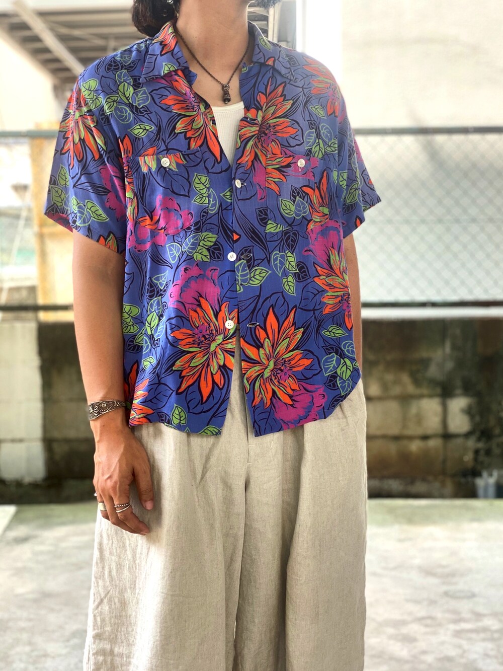 その他のシャツ/ブラウス、ホワイト系のパンツ、ブラック系のドレスシューズを着用したメンズの夏コーディネートの2枚目の写真