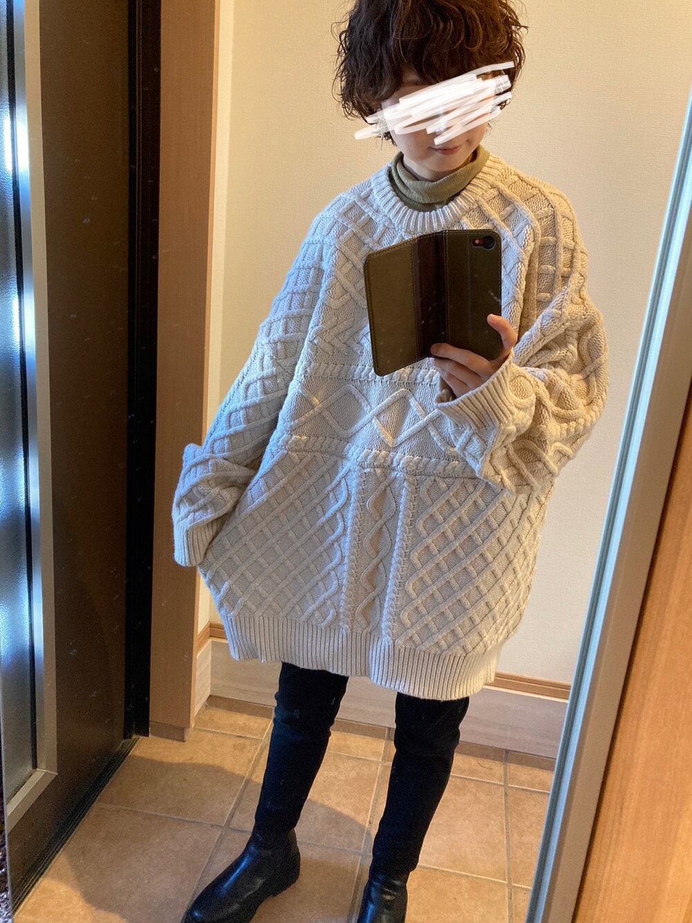 ブラウン系のチェスターコート、グリーン系のTシャツ/カットソー、ホワイト系のニット/セーターを着用したレディースの冬コーディネートの2枚目の写真