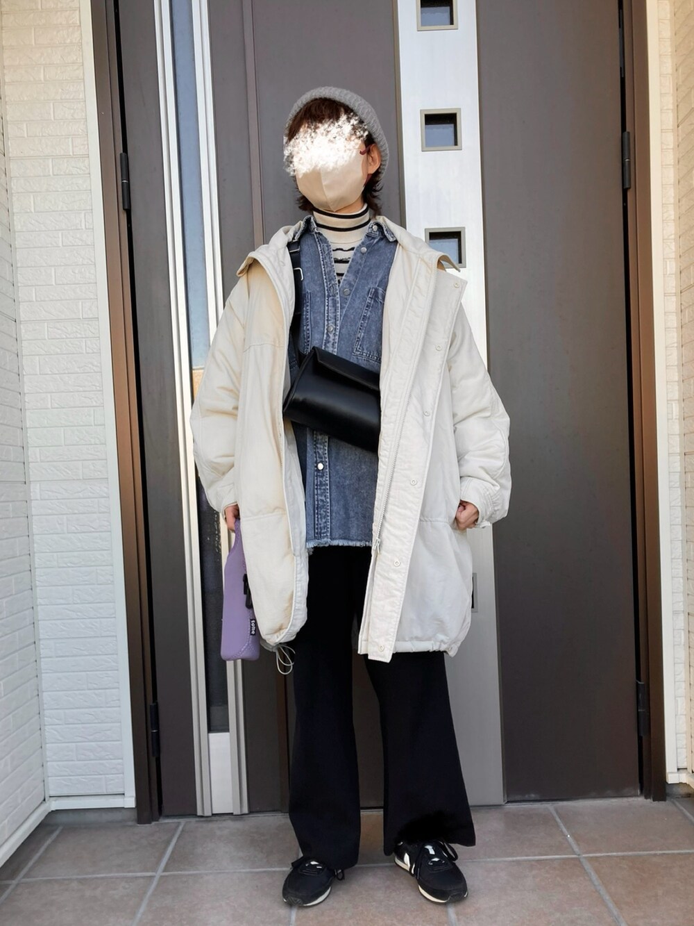 ブルー系のシャツ/ブラウス、ホワイト系のニット/セーター、ブラック系のその他パンツを着用したレディースの冬コーディネートの2枚目の写真