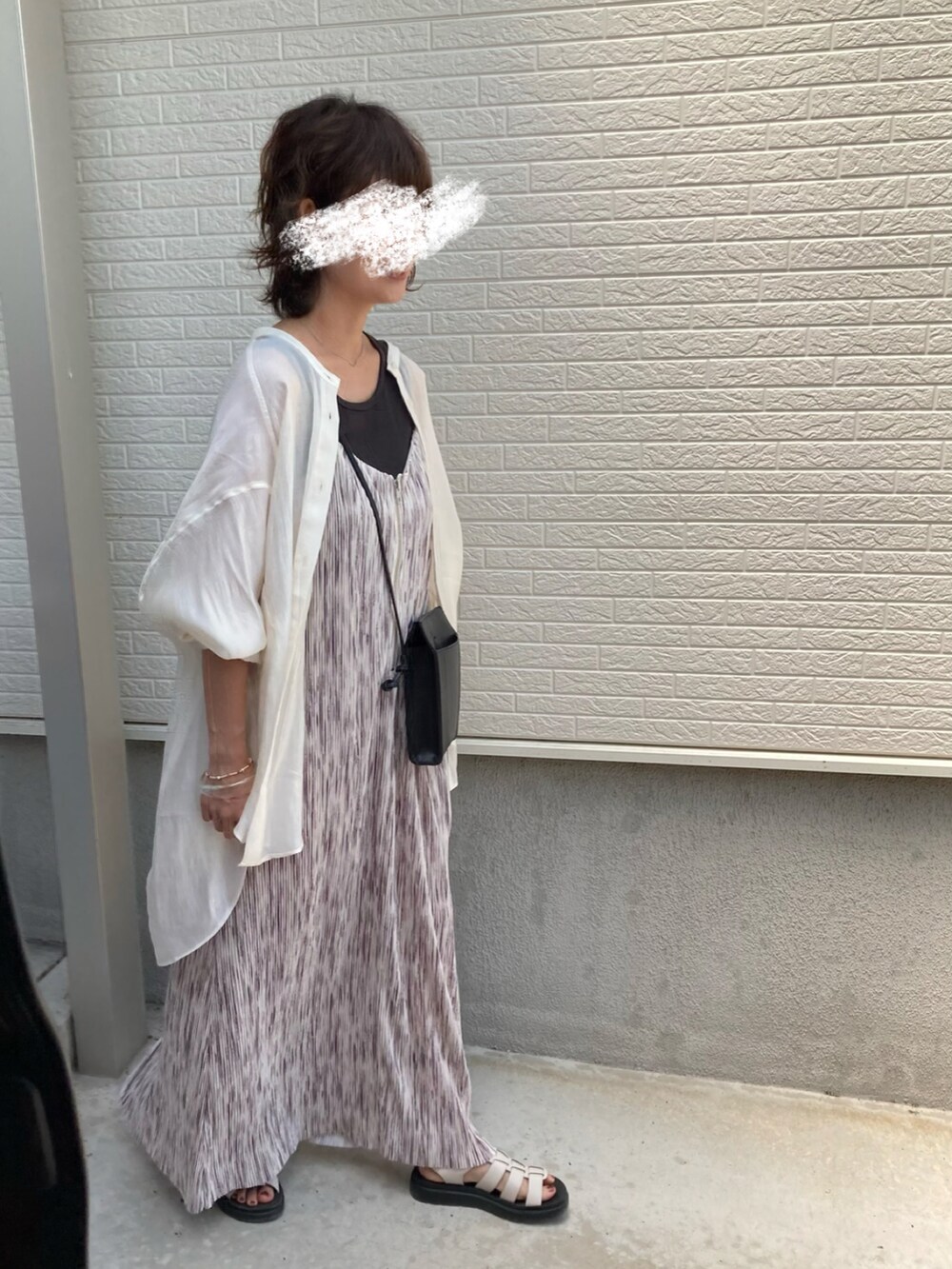 「夏コーデ、夏、レイヤードスタイル、ワンピース、日焼け対策、シアーシャツ、シャツスタイル、プチプラ、今日のコーデ、アツいコーデ全部見せ、おしゃれさんと繋がりたい」｜「mysticのシアー切替デザインシャツ（シャツ/ブラウス、ホワイト系）」を使った、うっぴさん（レディース・157cm）の夏コーディネートの2枚目の写真