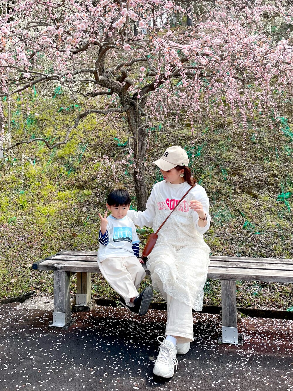 ホワイト系のTシャツ/カットソー、ホワイト系のワンピース、ベージュ系のデニムパンツを着用したレディースの春コーディネートの4枚目の写真