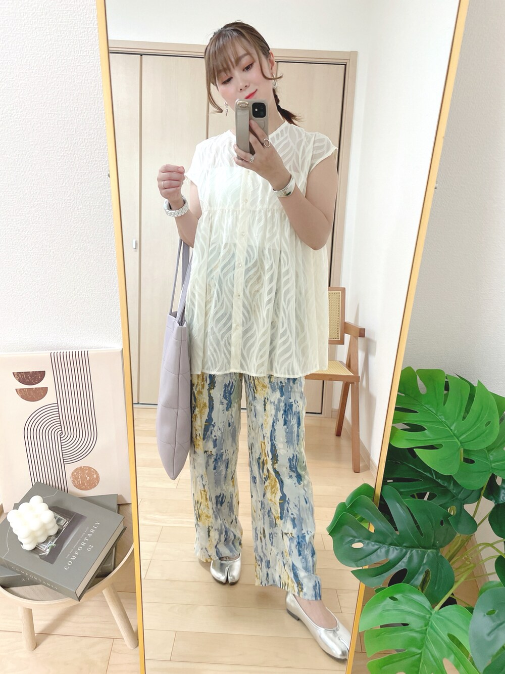 シルバー系のバレエシューズ、ブルー系のパンツ、ベージュ系のトップスを着用したレディースの夏コーディネートの4枚目の写真