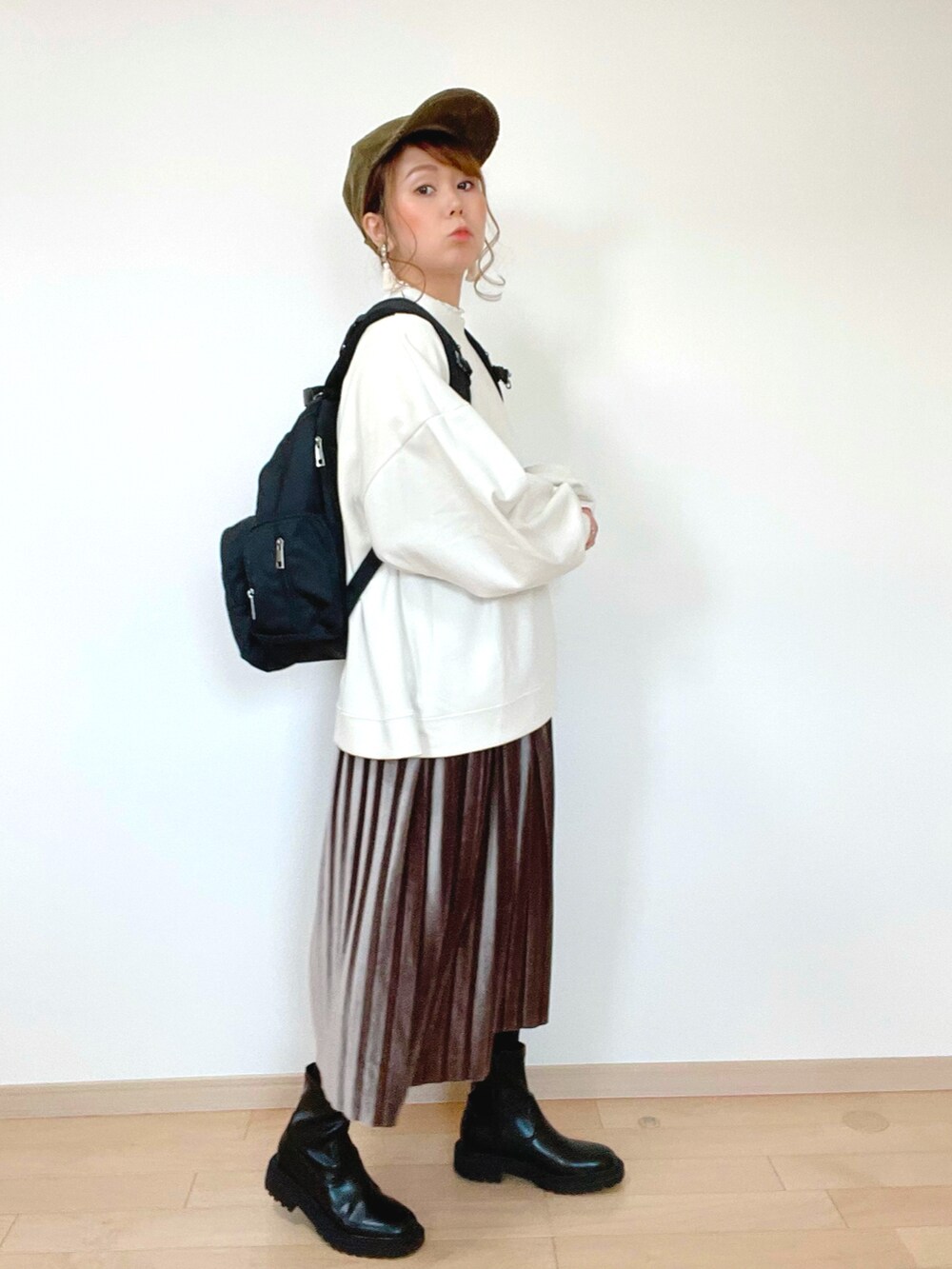ブラウン系のスカート、ホワイト系のスウェット、ホワイト系のTシャツ/カットソーを着用したレディースの秋コーディネートの3枚目の写真