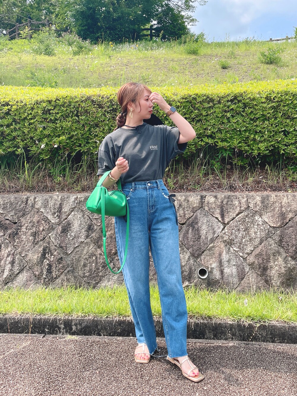 グレー系のTシャツ/カットソー、ブルー系のデニムパンツ、ゴールド系のサンダルを着用したレディースの夏コーディネートの3枚目の写真