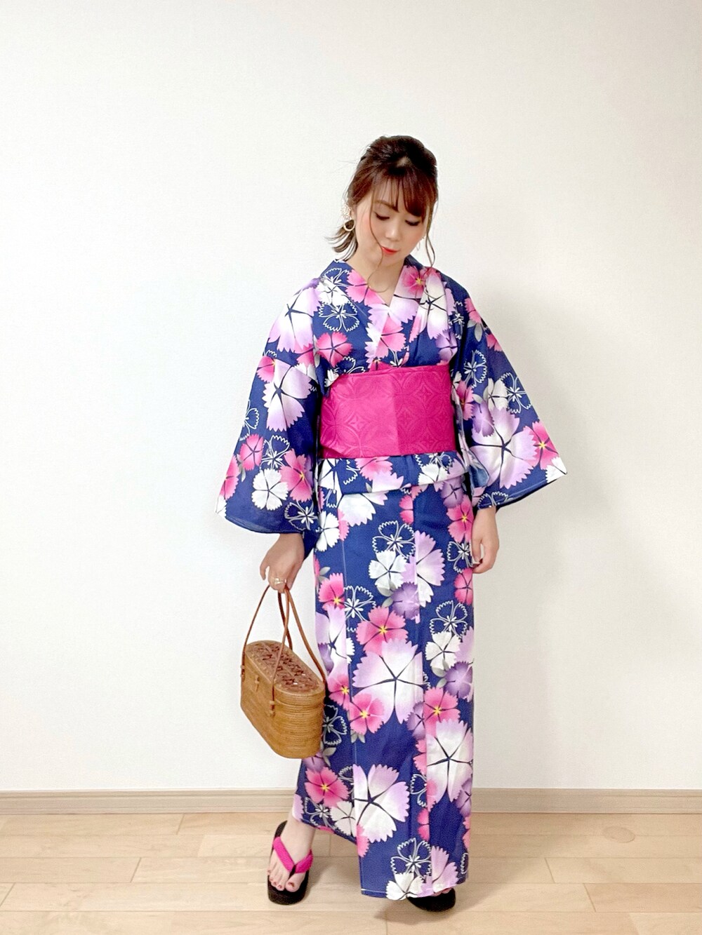 その他の浴衣、ゴールド系のイヤリングを着用したレディースの春コーディネートの4枚目の写真