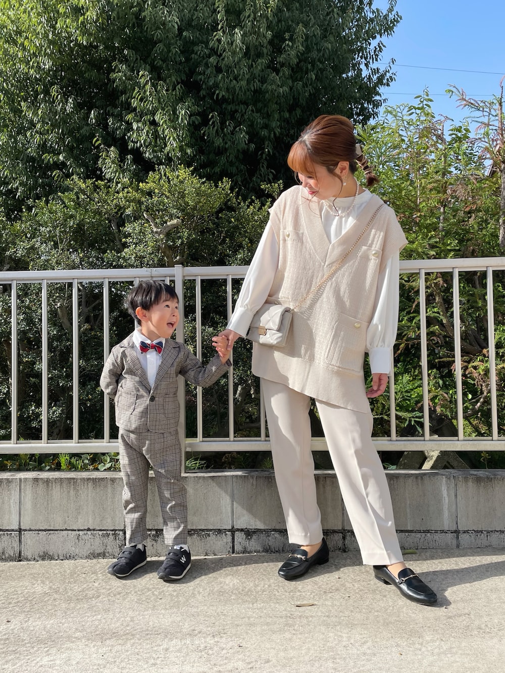 ホワイト系のシャツ/ブラウス、ベージュ系のベスト、ホワイト系のパンツを着用したレディースの春コーディネートの5枚目の写真