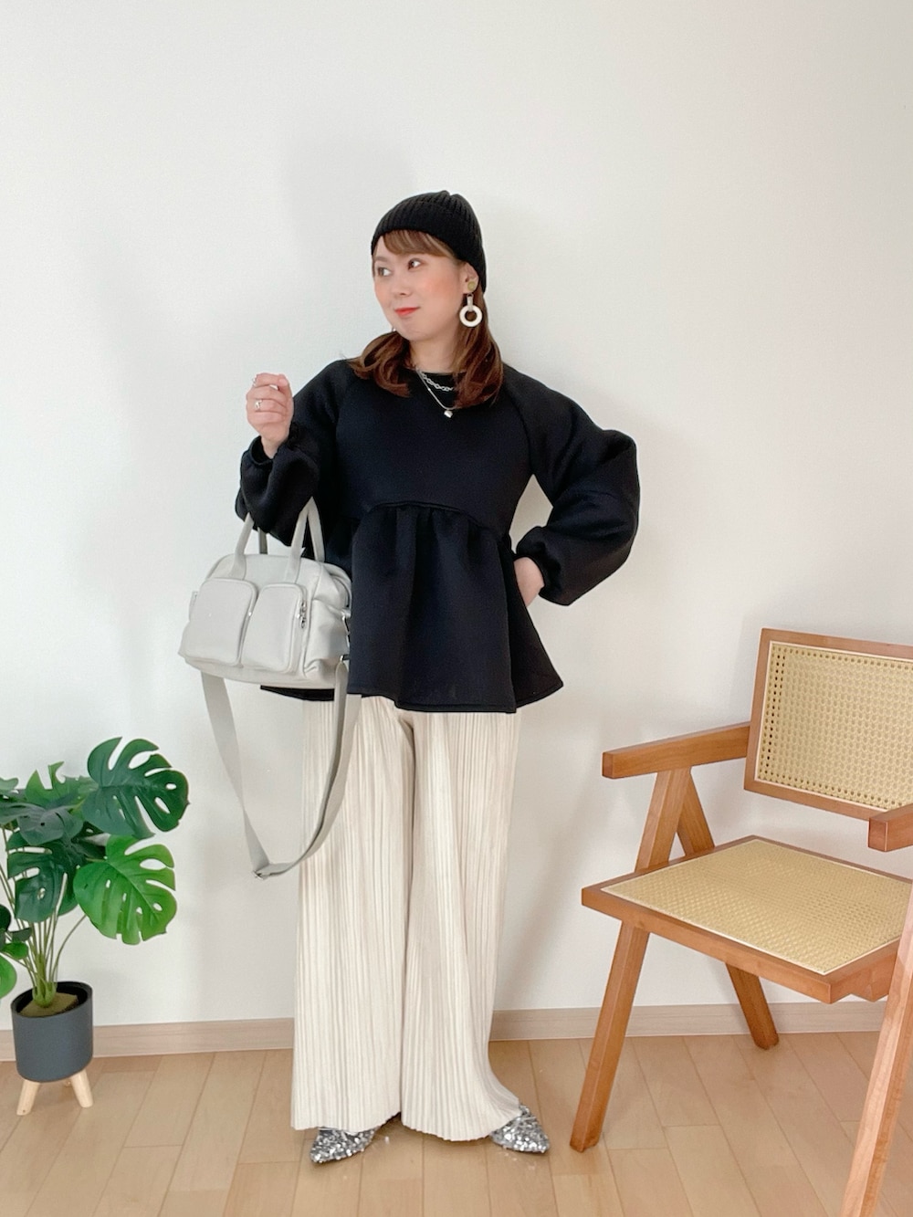 ブラック系のトップス、ホワイト系のその他パンツを着用したレディースの冬コーディネートの2枚目の写真