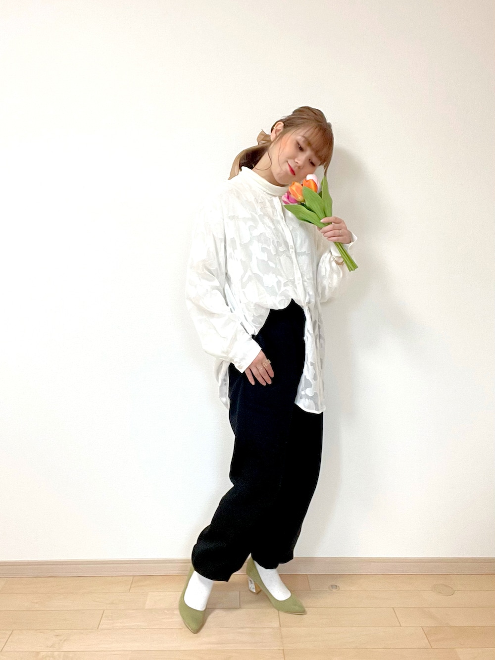 ブラック系のパンツ、ホワイト系のシャツ/ブラウス、ホワイト系のTシャツ/カットソーを着用したレディースの春コーディネートの2枚目の写真