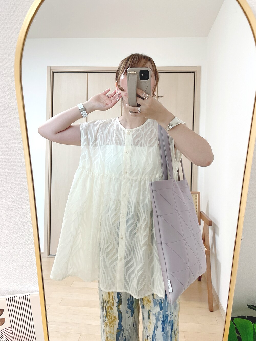 シルバー系のバレエシューズ、ブルー系のパンツ、ベージュ系のトップスを着用したレディースの夏コーディネートの3枚目の写真