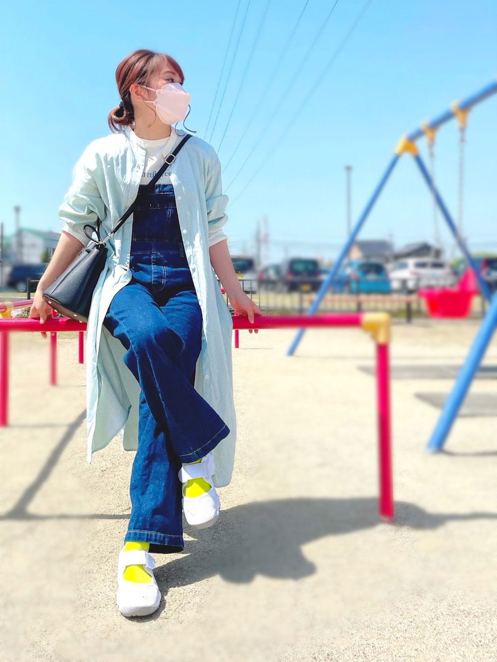 「オトナカジュアル、公園コーデ、オーバーオール、デニムサロペット、ロゴT、シャツワンピ、ストライプシャツ、プチプラコーデ、エアリフト、ファミマソックス、カラーソックス、ママコーデ」｜「Honeysの半袖ロゴプリントＴ（Tシャツ/カットソー、ホワイト系）」を使った、eri♡さん（レディース・155cm）の春コーディネートの2枚目の写真