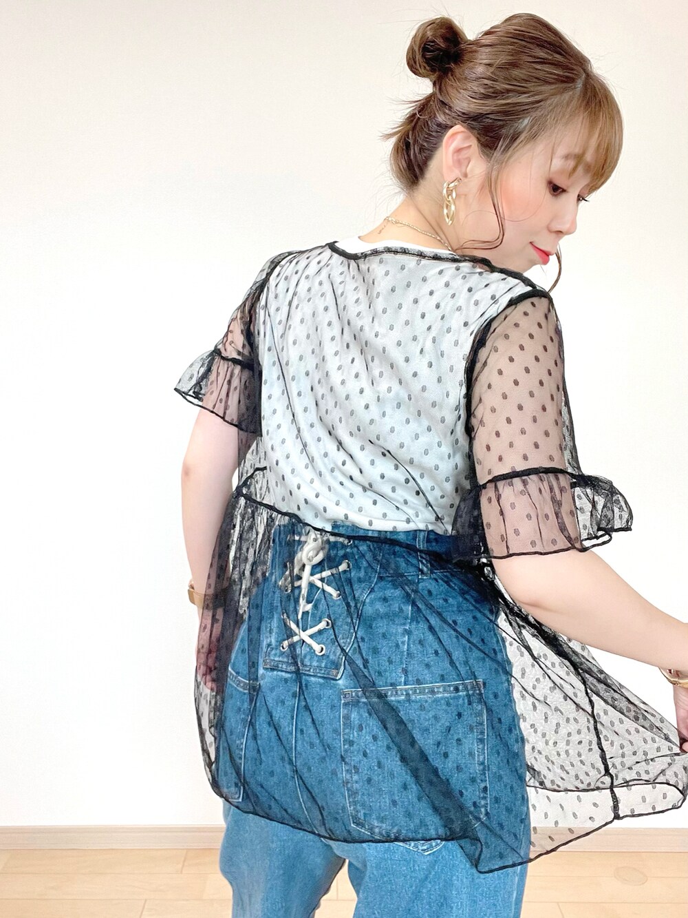 ホワイト系のTシャツ/カットソー、ブラック系のトップス、ブルー系のデニムパンツを着用したレディースの夏コーディネートの5枚目の写真