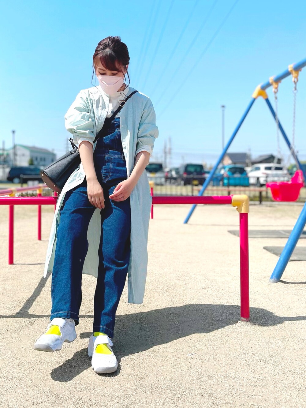 「オトナカジュアル、公園コーデ、オーバーオール、デニムサロペット、ロゴT、シャツワンピ、ストライプシャツ、プチプラコーデ、エアリフト、ファミマソックス、カラーソックス、ママコーデ」｜「Honeysの半袖ロゴプリントＴ（Tシャツ/カットソー、ホワイト系）」を使った、eri♡さん（レディース・155cm）の春コーディネートの3枚目の写真