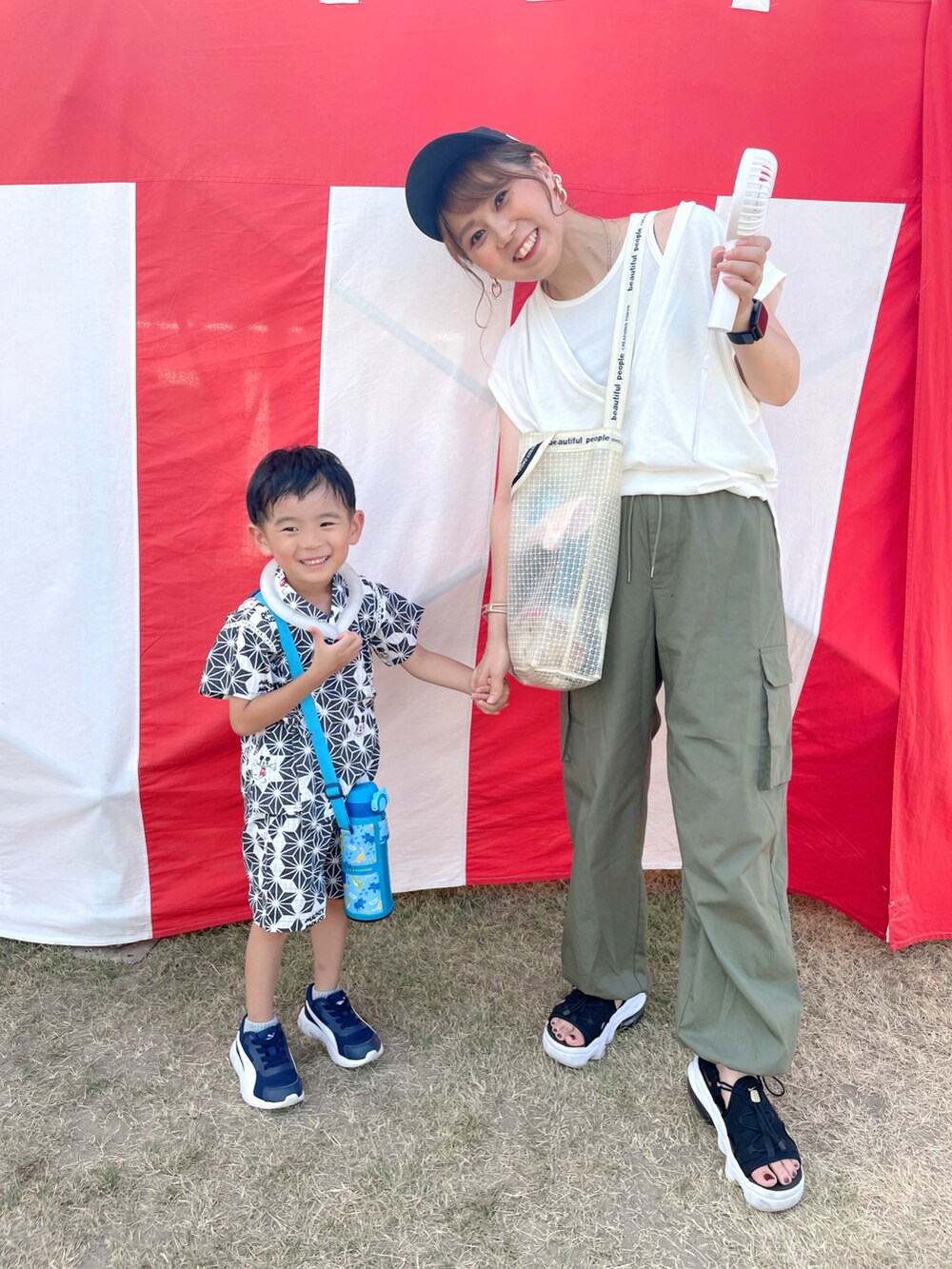 ホワイト系のトップス、グリーン系のカーゴパンツ、ベージュ系のサンダルを着用したレディースの夏コーディネートの5枚目の写真