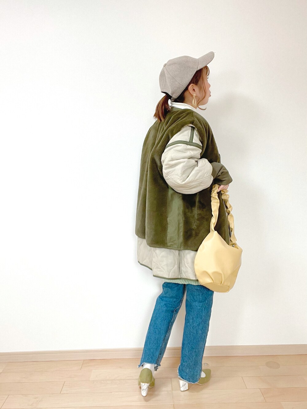 グリーン系のニット/セーター、グリーン系のミリタリージャケット、ホワイト系のTシャツ/カットソーを着用したレディースの冬コーディネートの3枚目の写真