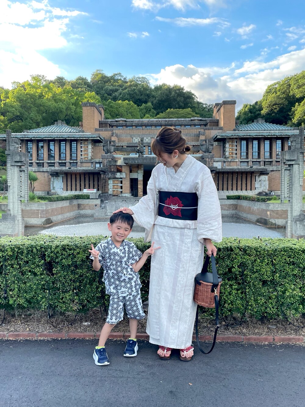 ブラウン系のかごバッグ、その他の浴衣、ゴールド系のバレッタ/ヘアクリップを着用したレディースの夏コーディネートの5枚目の写真