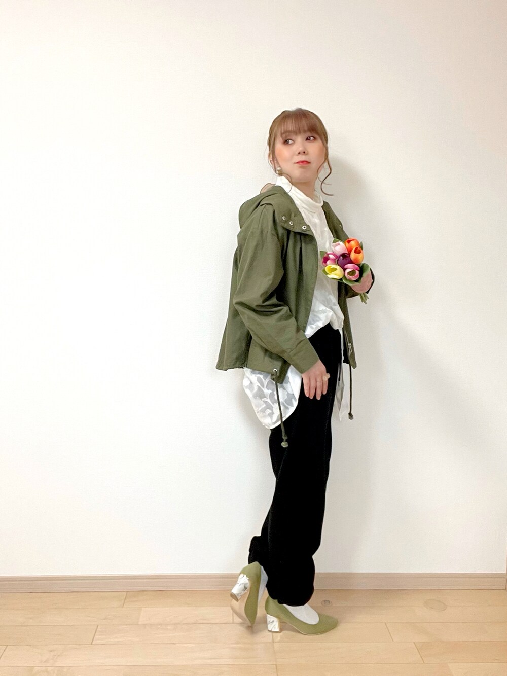 ブラック系のパンツ、ホワイト系のシャツ/ブラウス、ホワイト系のTシャツ/カットソーを着用したレディースの春コーディネートの5枚目の写真