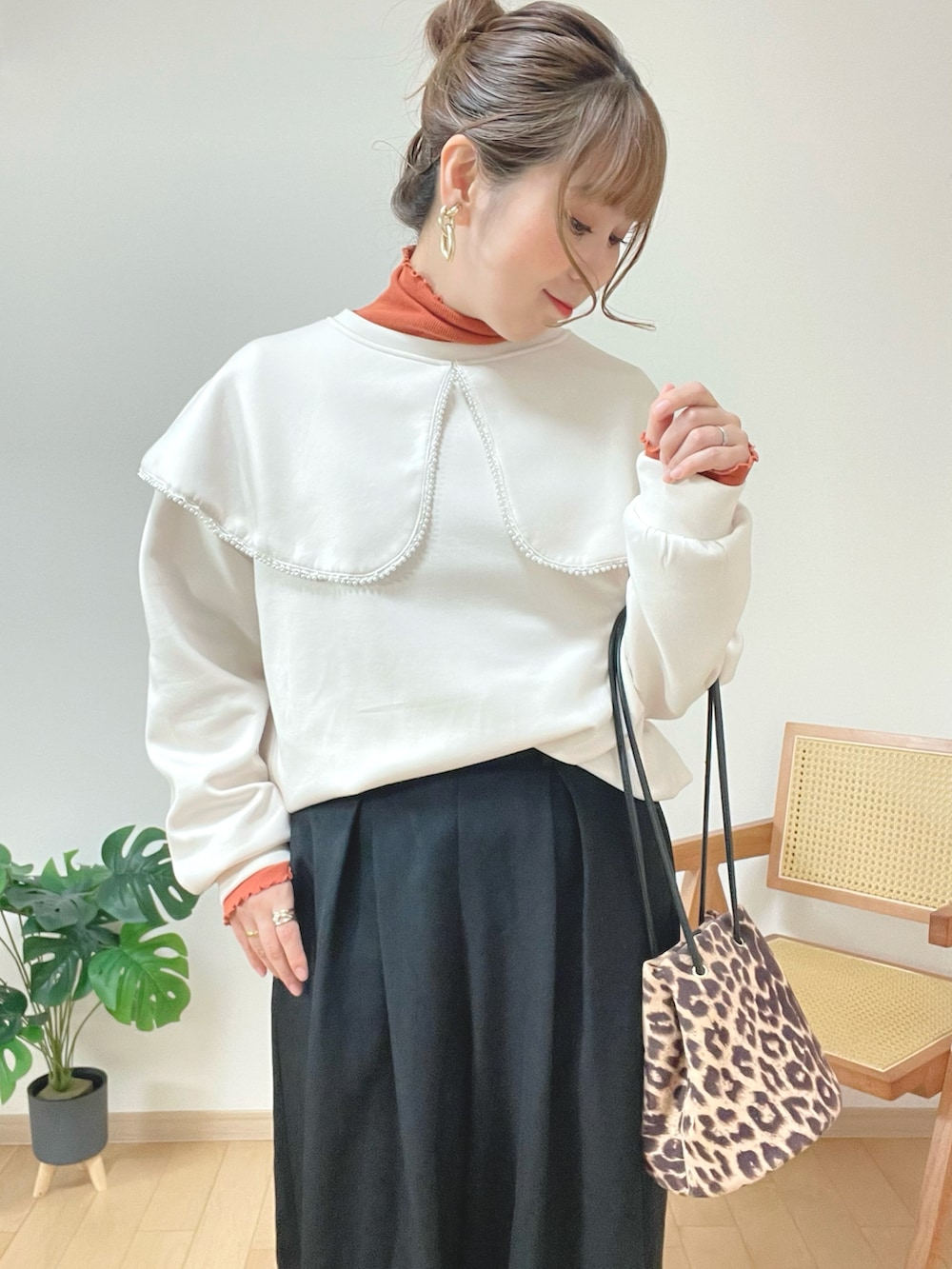 その他のハンドバッグ、ホワイト系のブーツを着用したレディースの冬コーディネートの5枚目の写真