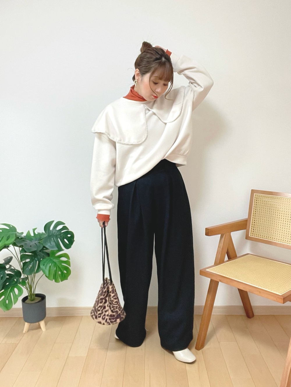 その他のハンドバッグ、ホワイト系のブーツを着用したレディースの冬コーディネートの2枚目の写真