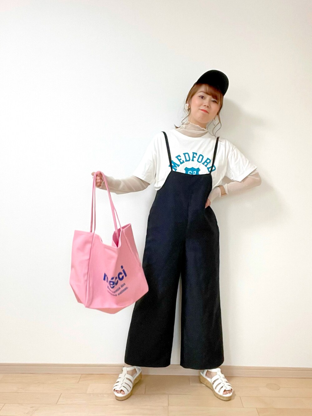 ホワイト系のTシャツ/カットソー、ベージュ系のトップス、ブラック系のサロペット/オーバーオールを着用したレディースの春コーディネートの3枚目の写真