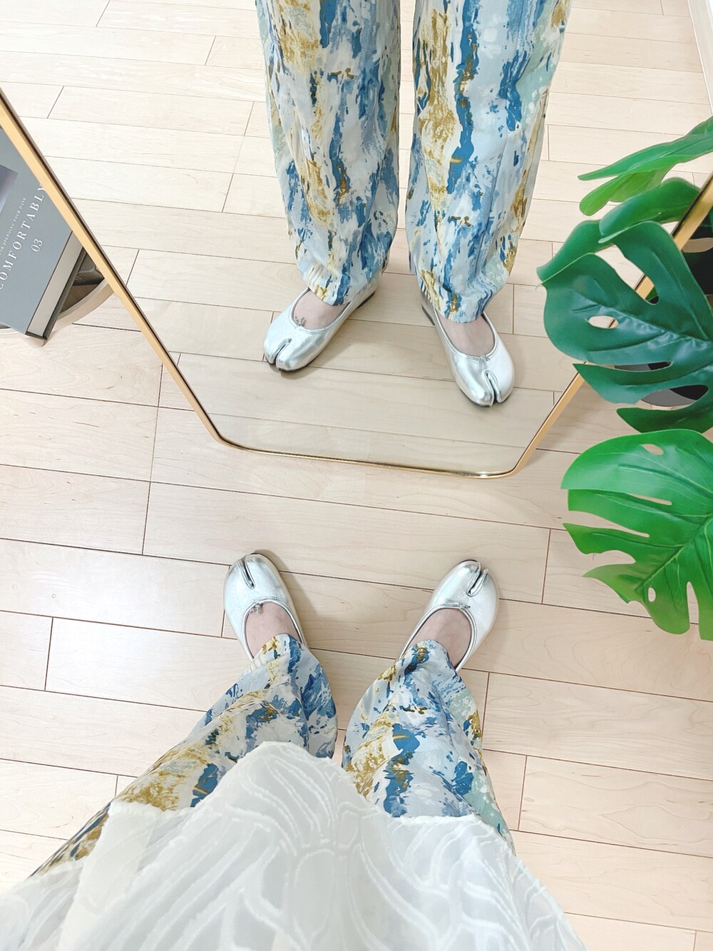シルバー系のバレエシューズ、ブルー系のパンツ、ベージュ系のトップスを着用したレディースの夏コーディネートの5枚目の写真