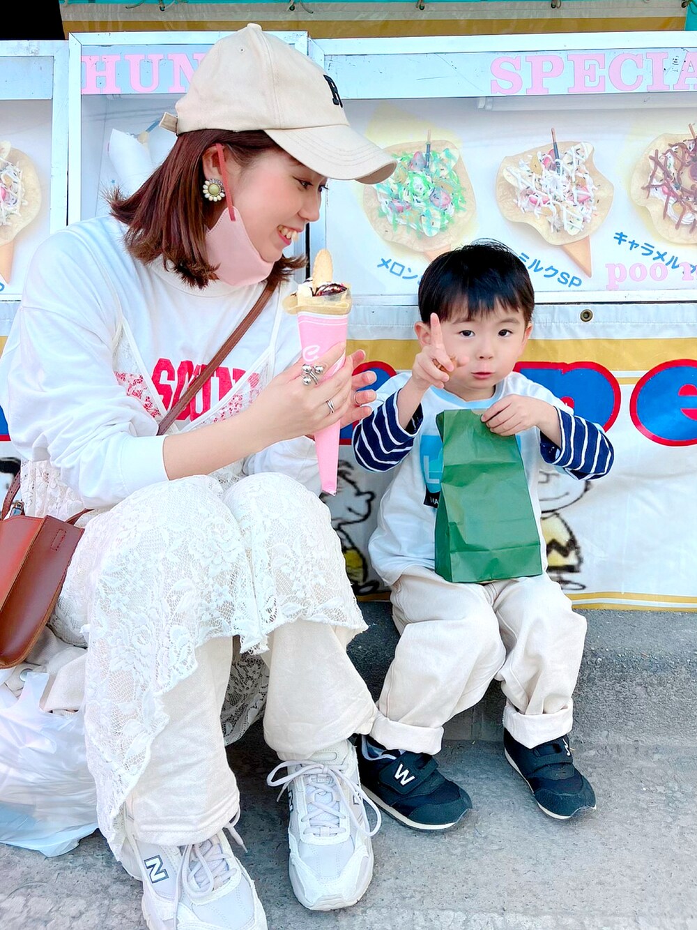 ホワイト系のTシャツ/カットソー、ホワイト系のワンピース、ベージュ系のデニムパンツを着用したレディースの春コーディネートの5枚目の写真