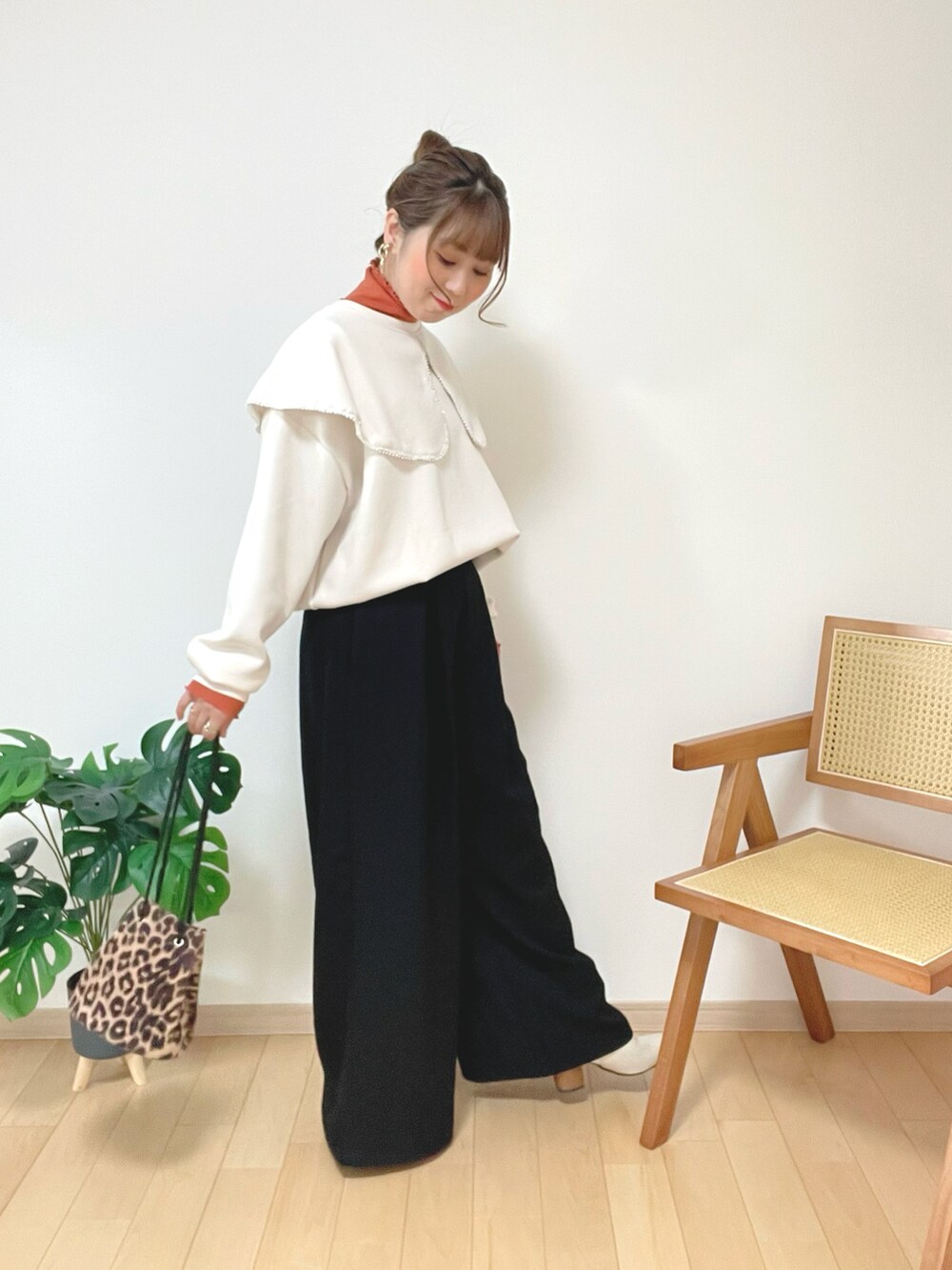 その他のハンドバッグ、ホワイト系のブーツを着用したレディースの冬コーディネートの3枚目の写真