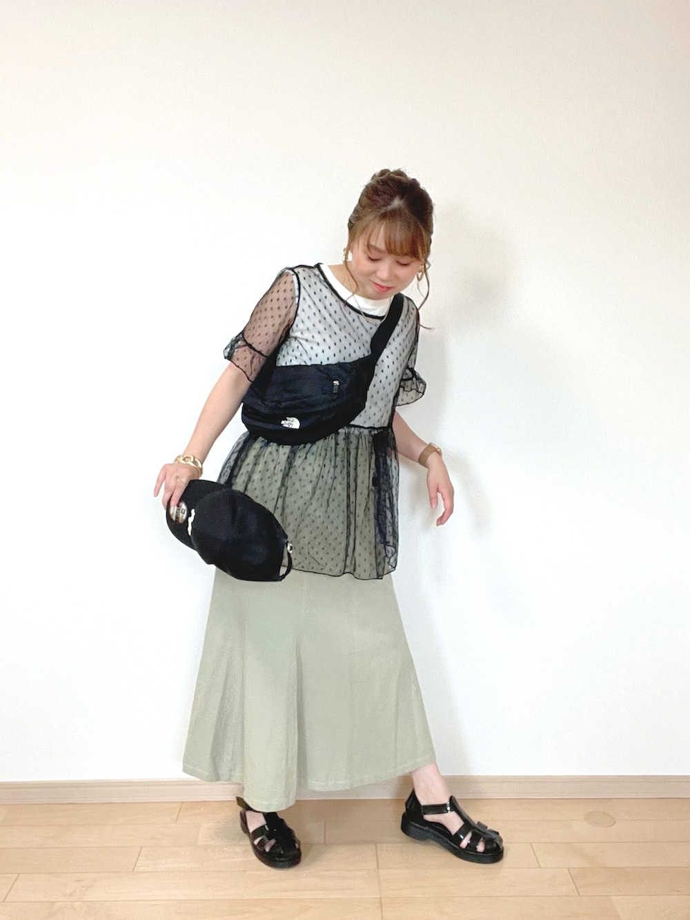 ホワイト系のTシャツ/カットソー、ブラック系のトップス、グリーン系のスカートを着用したレディースの夏コーディネートの4枚目の写真