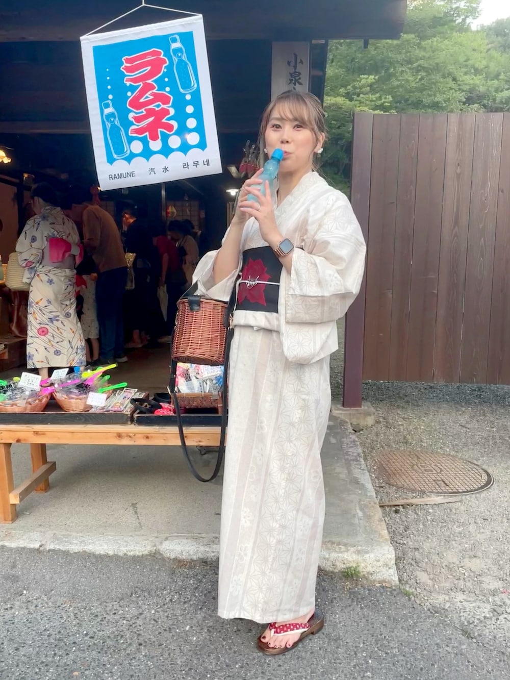 ブラウン系のかごバッグ、その他の浴衣、ゴールド系のバレッタ/ヘアクリップを着用したレディースの夏コーディネートの4枚目の写真