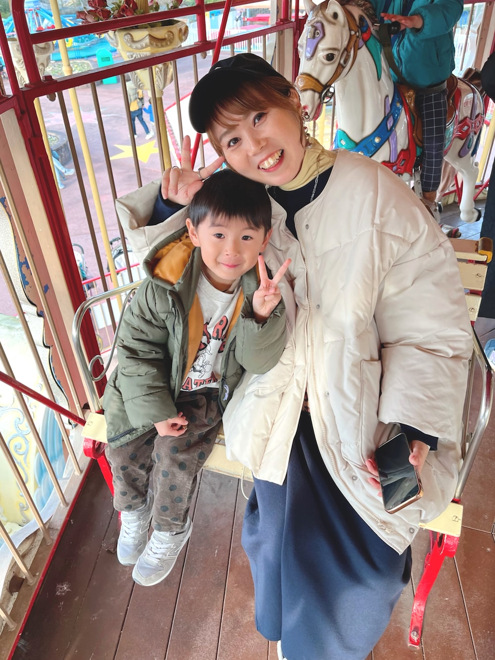 ホワイト系のジャケット/アウター、イエロー系のトップス、ブルー系のワンピース/ドレスを着用したレディースの冬コーディネートの5枚目の写真